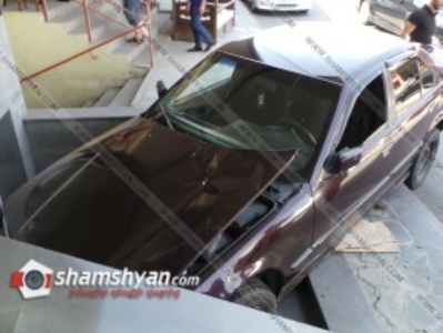 Երեւանում բախվել են «ԳԱԶել»-ն ու BMW-ն. վերջինը, առաջ ընթանալով, վրաերթի է ենթարկել 2 հետիոտնի