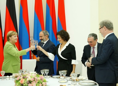 Ի պատիվ Անգելա Մերկելի՝ Նիկոլ Փաշինյանի անունից պաշտոնական ընթրիք է տրվել