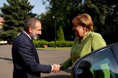 «Հրապարակ». Մերկելի համար նախագահից վերցրել են նրան սպասարկող BMW-ն, Արմեն Սարգսյանը եկել է իր անձնական մեքենայով