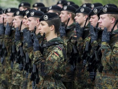 В ФРГ предложили привлекать беженцев к регулярной годичной службе