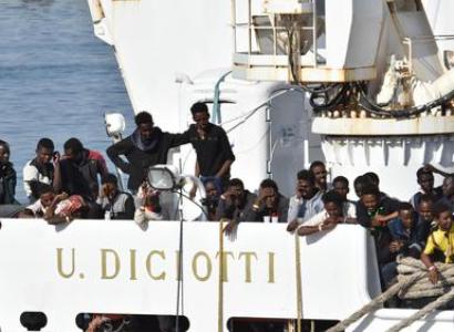 Мигранты с заблокированного в Италии судна Diciotti сошли на берег