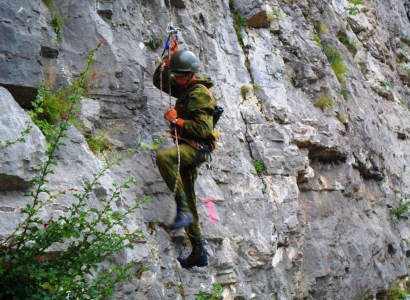 Разведчики ЮВО из Армении в горах Северной Осетии освоили современные приемы боевого опыта