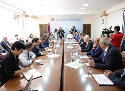 Armenia's Minister of Economic Development and Investments receives delegation of businessmen from Lebanon