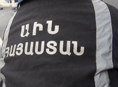 Քաղաքացին ոտնաթաթերը մեխել է Հանրապետության հրապարակում գտնվող նստարանին. ահազանգ ԱԻՆ–ում