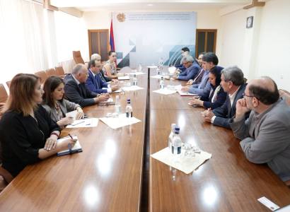 Artsvik Minasyan discusses with Iranian delegation reforms implemented in sphere of economy