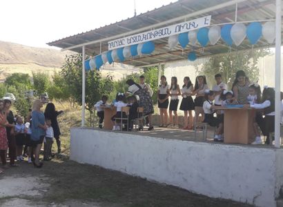 Ողջաբերդի դպրոցը վագոն-տնակներում է. այս տարի ընդունվել է 10 առաջին դասարանցի (ֆոտո)