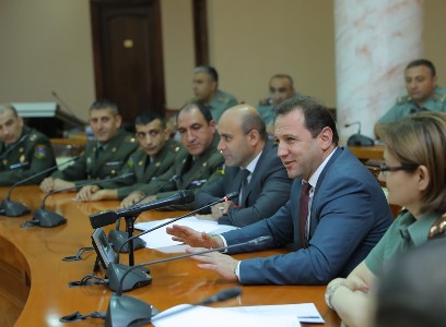 Դավիթ Տոնոյանը հանդիպել է Վազգեն Սարգսյանի անվան ռազմական համալսարանի շրջանավարտների հետ