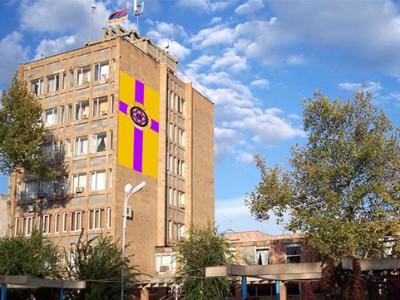 Էջմիածնում տենդերները շահել են Գրիգորյանների ընտանիքի հետ կապ ունեցող կազմակերպություններ. Սանասարյան