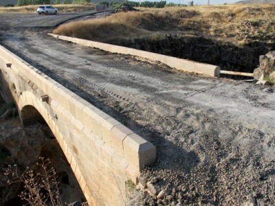Վանում հայերի կառուցած պատմական կամուրջը ասֆալտապատել են. բնակիչները բողոքել են (ֆոտո)