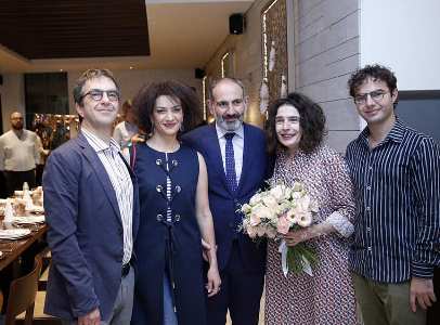 Վարչապետը ՀՀ անձնագիր է հանձնել Ատոմ Էգոյանին եւ Արսինե Խանջյանին (ֆոտո)