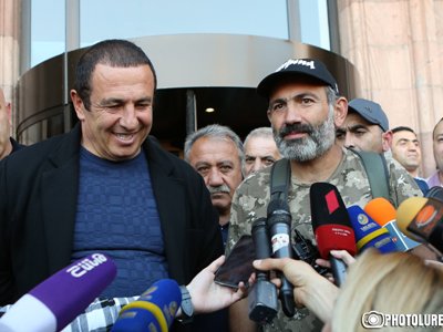 «Ժամանակ». Սեպ են խրում. ՊԵԿ-ը սեւ դիմակներով ներխուժել է Ծառուկյանի օբյեկտ