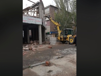 Քաղաքապետի որոշմամբ Նոր Նորքում ապօրինի կառույց է ապամոնտաժվում (վիդեո)