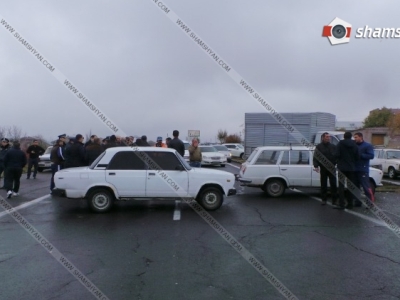 Պռոշյանում գյուղացիները փակել են ճանապարհն ու պահանջում են, որ անասնագողերը հայտնաբերվեն