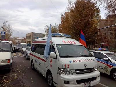 «Քարոզչական դրոշ՝ շտապօգնության մեքենայի վրա». Աշոտյանը Փաշինյանի վարչական ռեսուրսի կիրառման փաստ է գտել (ֆոտո)