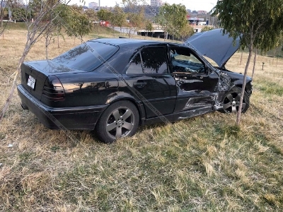 Երեւանում 23-ամյա վարորդը Mercedes-ով դուրս է եկել ճանապարհի երթեւեկելի գոտուց եւ բախվել ծառին. կա վիրավոր (ֆոտո)