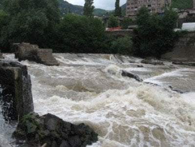 Ալավերդիում մեքենան ընկել է Դեբեդ գետը