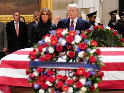 Трампа попрекнули неуважительным поведением на похоронах Буша-старшего
