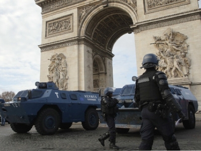 Armored vehicles deployed in Paris amid ‘yellow vest’ protests