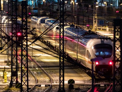 В ФРГ прекращено движение дальних поездов из-за забастовки