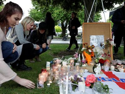 Более тысячи новозеландцев провели ночное бдение в память об убитой британской туристке
