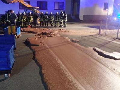 В Германии на улицу вытекла тонна шоколада