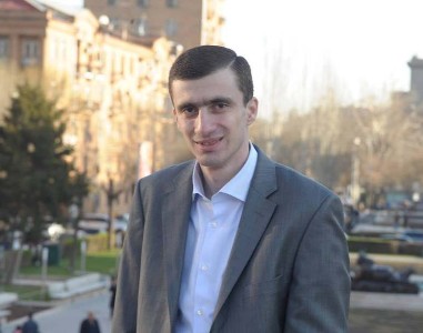 «Հրապարակ». Փաշինյանի հասարակական հիմունքներով խորհրդականը 120 տոկոսով ավտովարկեր է տրամադրում