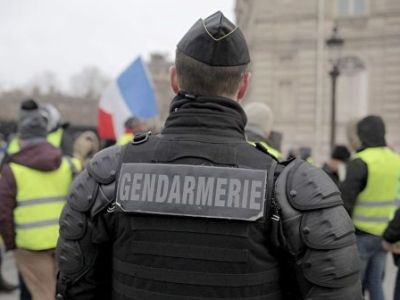 Манифестанты возле здания оперы в Париже забросали полицию шариками с краской