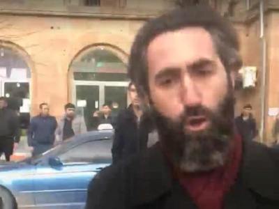 «Արգելել եմ նկարահանել, ասել եմ՝ կորսվիր». Տեր Ասողիկ քահանան հերքում է, որ հարվածել է կնոջ գլխին