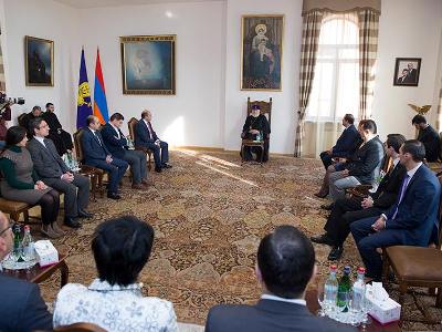 Գարեգին Բ կաթողիկոսը ընդունել է «Լուսավոր Հայաստան» կուսակցության անդամներին (ֆոտո)