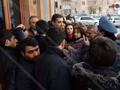 Արարատի բնակիչները պահանջում են քաղաքապետի հրաժարականը. Ոստիկանները շղթա են կազմել (ֆոտո)