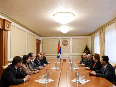 Բակո Սահակյանը «Լուսավոր Հայաստանի» ներկայացուցիչների հետ քննարկել է ներքին ու արտաքին խնդիրներ
