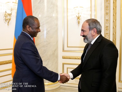 Փաշինյանը ստորագրել է ՖՄԿ գլխավոր քարտուղարի աշխատանքային պայմանագիրը (ֆոտո)