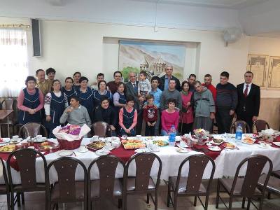 Armenian envoy to Iran visits Akunq center for disabled children