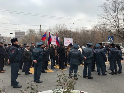 Armenia communists hold rally outside Russia embassy (PHOTOS)