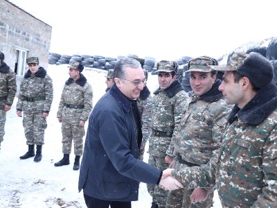 Զոհրաբ Մնացականյանն այցելել է առաջնագիծ (ֆոտո)