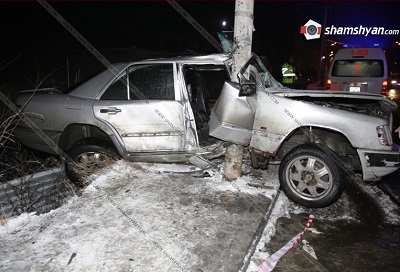 Car hits electrolysis at Yerevan road accident (PHOTO)