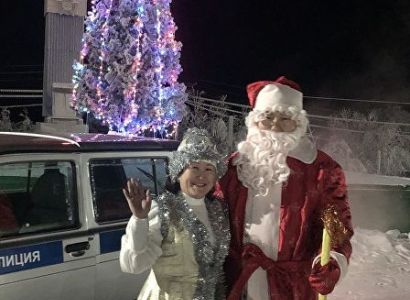 В Якутии полицейские вышли на дежурство в костюмах Деда Мороза