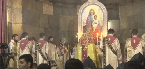 Католикос Всех армян проводит праздничную службу