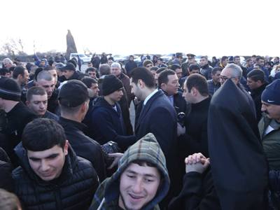 Արմավիրում երգերի ուղեկցությամբ ծառայության են ճանապարհել նորակոչիկներին (ֆոտո)