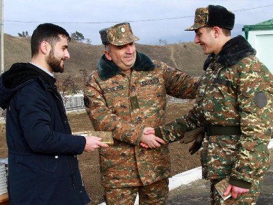 Արցախի ՊԲ հրամանատարը բոլոր զինակոչիկներին անձամբ հանձնել է զինվորական աղոթագրքեր