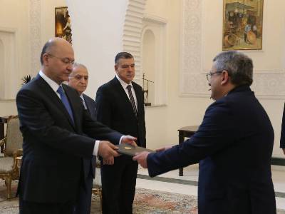 Ambassador Hrachya Poladian hands credentials to Iraq president
