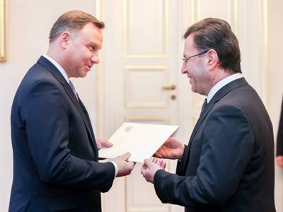 Armenia ambassador hands over credentials to Poland president