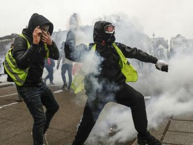 Во Франции задержаны 300 человек в ходе протестов «желтых жилетов»