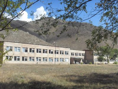 Լուծարումից «փրկված» դպրոցի տանիքը կնորոգվի, կկառուցվի խաղահրապարակ. Կոտայքի մարզպետարան
