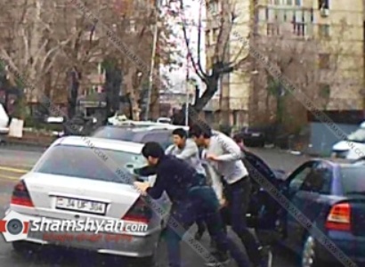 Ձերբակալվել են Երեւանում օրը ցերեկով մեքենան ջարդուխուրդ անող 5 քաղաքացիներ