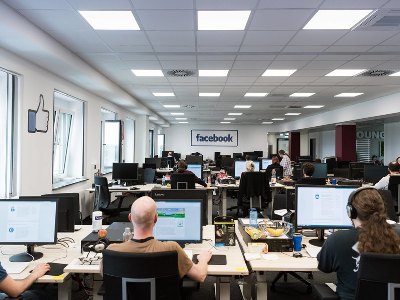 Facebook-ի ծրագրավորողները ճաշարան են մտել առանց կոշիկների