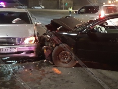 «Հաղթանակ» կամրջի վրա բախվել են 2 Mercedes, Оpel-ը եւ Honda-ն. վիրավորին օգնության են հասել ՊՆ ծառայողները (ֆոտո)