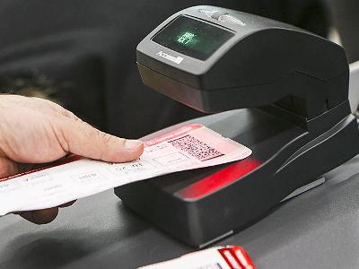 Experts warn against posting photo of boarding pass online