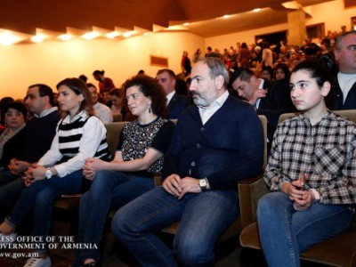 Փաշինյանը կնոջ եւ դուստրերի հետ դիտել է «Ռևիզոր» ներկայացումը (ֆոտո)