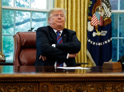 Axios: на чтение газет, ТВ и звонки Трамп потратил 300 часов рабочего времени